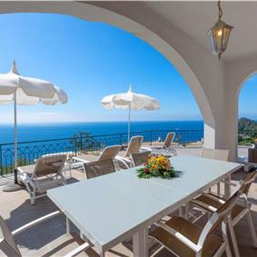 4 bedroom with pool and panoramic sea views near Serrento, sleeps 10