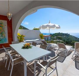 4 bedroom with pool and panoramic sea views near Serrento, sleeps 10