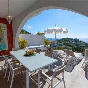 4 bedroom with pool and panoramic sea views near Serrento, sleeps 10