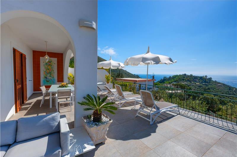 4 bedroom with pool and panoramic sea views near Serrento, sleeps 10