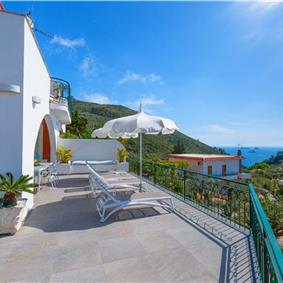 4 bedroom with pool and panoramic sea views near Serrento, sleeps 10