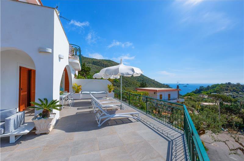4 bedroom with pool and panoramic sea views near Serrento, sleeps 10