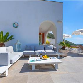 4 bedroom with pool and panoramic sea views near Serrento, sleeps 10