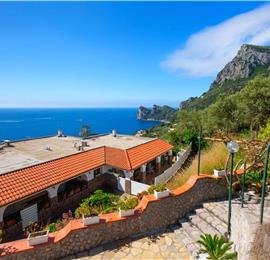 4 bedroom with pool and panoramic sea views near Serrento, sleeps 10