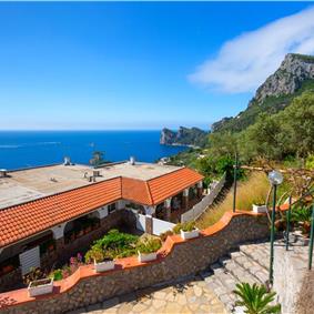 4 bedroom with pool and panoramic sea views near Serrento, sleeps 10