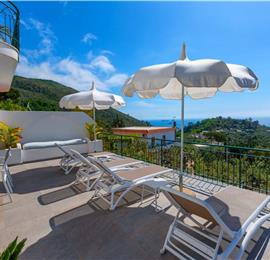 4 bedroom with pool and panoramic sea views near Serrento, sleeps 10