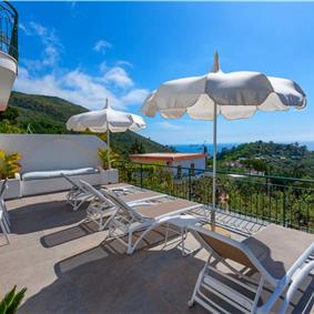 4 bedroom with pool and panoramic sea views near Serrento, sleeps 10