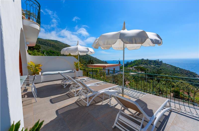 4 bedroom with pool and panoramic sea views near Serrento, sleeps 10