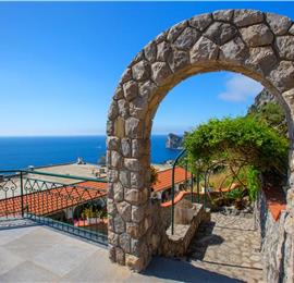 4 bedroom with pool and panoramic sea views near Serrento, sleeps 10