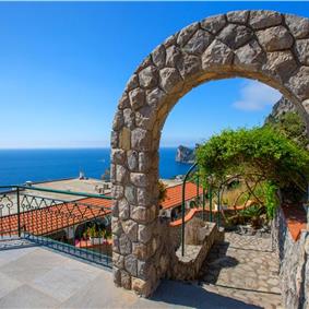 4 bedroom with pool and panoramic sea views near Serrento, sleeps 10