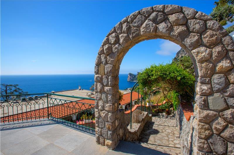 4 bedroom with pool and panoramic sea views near Serrento, sleeps 10