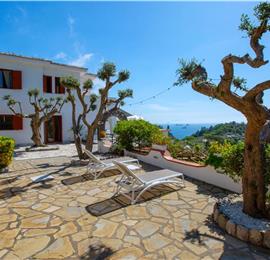 4 bedroom with pool and panoramic sea views near Serrento, sleeps 10