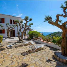 4 bedroom with pool and panoramic sea views near Serrento, sleeps 10
