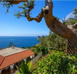 4 bedroom with pool and panoramic sea views near Serrento, sleeps 10