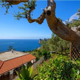 4 bedroom with pool and panoramic sea views near Serrento, sleeps 10