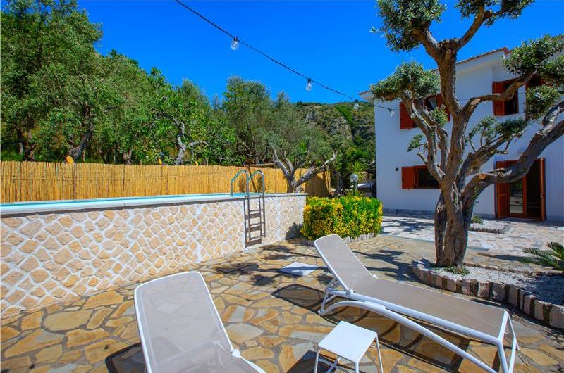 4 bedroom with pool and panoramic sea views near Serrento, sleeps 10