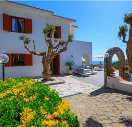 4 bedroom with pool and panoramic sea views near Serrento, sleeps 10