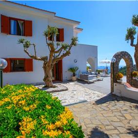 4 bedroom with pool and panoramic sea views near Serrento, sleeps 10