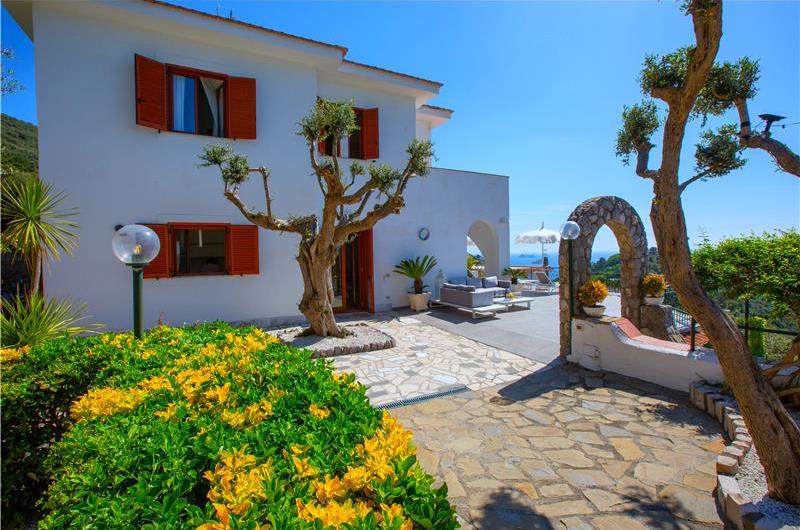 4 bedroom with pool and panoramic sea views near Serrento, sleeps 10