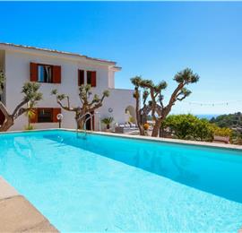 4 bedroom with pool and panoramic sea views near Serrento, sleeps 10