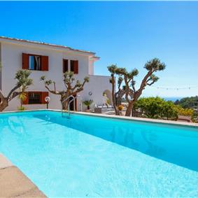 4 bedroom with pool and panoramic sea views near Serrento, sleeps 10