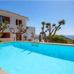 4 bedroom with pool and panoramic sea views near Serrento, sleeps 10