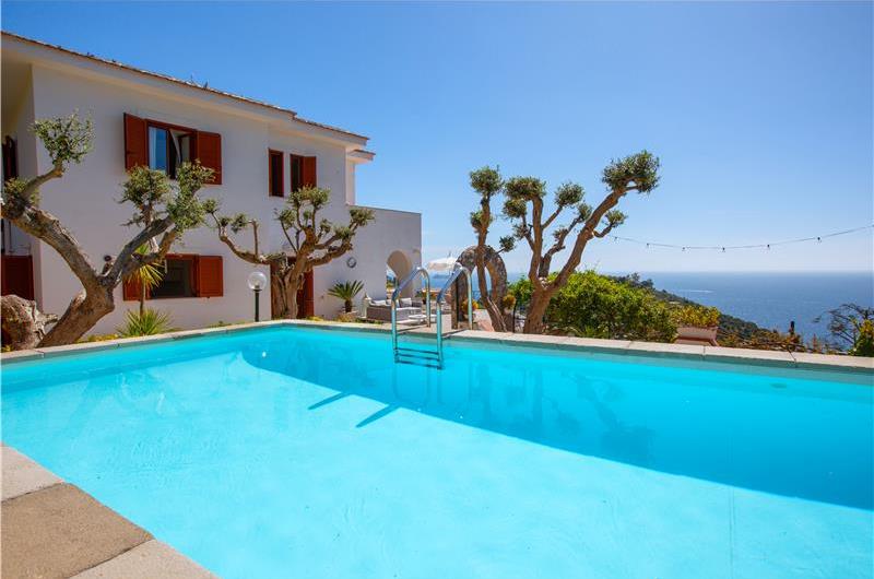 4 bedroom with pool and panoramic sea views near Serrento, sleeps 10