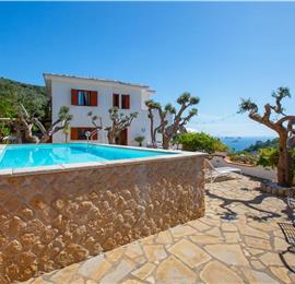 4 bedroom with pool and panoramic sea views near Serrento, sleeps 10
