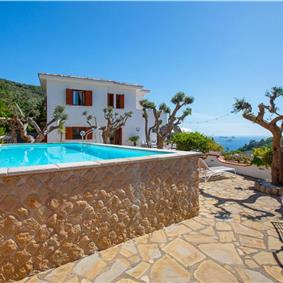 4 bedroom with pool and panoramic sea views near Serrento, sleeps 10