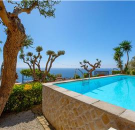 4 bedroom with pool and panoramic sea views near Serrento, sleeps 10