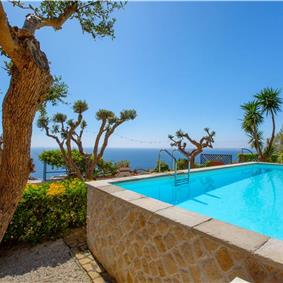 4 bedroom with pool and panoramic sea views near Serrento, sleeps 10
