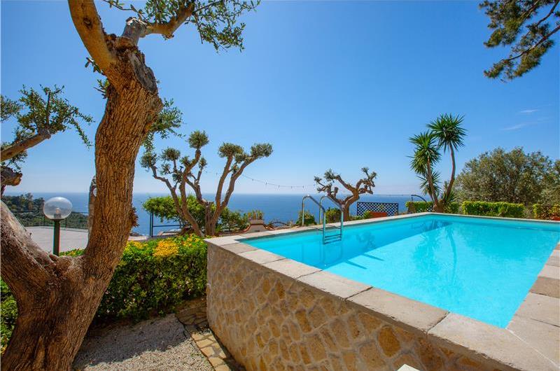 4 bedroom with pool and panoramic sea views near Serrento, sleeps 10