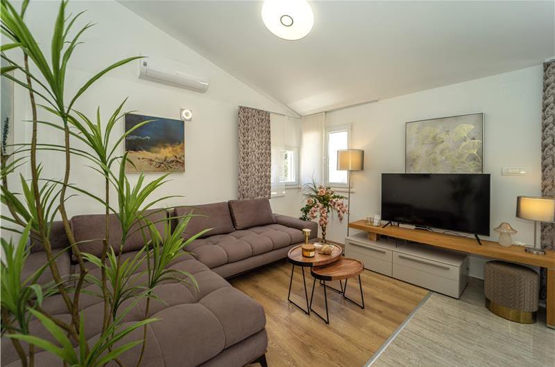 6 Bedroom Beachfront Villa with Heated Pool near Vela Luka on Korcula Island, Sleep 12