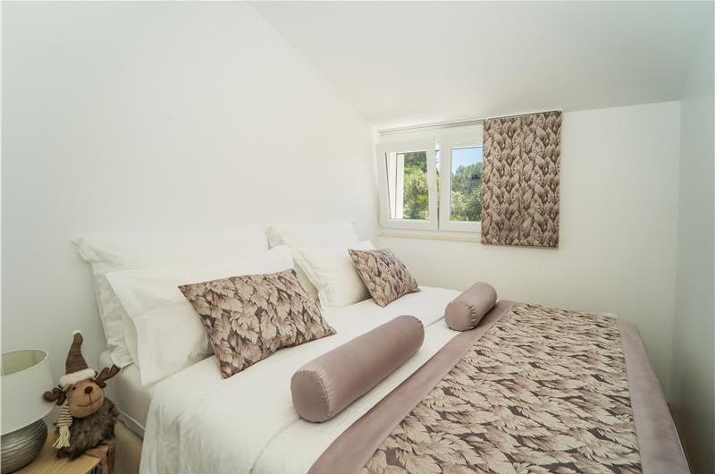 6 Bedroom Beachfront Villa with Heated Pool near Vela Luka on Korcula Island, Sleep 12