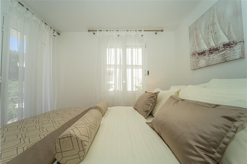 6 Bedroom Beachfront Villa with Heated Pool near Vela Luka on Korcula Island, Sleep 12
