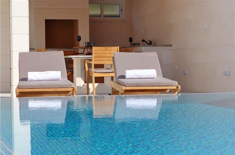 6 Bedroom Beachfront Villa with Heated Pool near Vela Luka on Korcula Island, Sleep 12