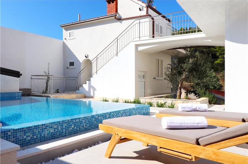 6 Bedroom Beachfront Villa with Heated Pool near Vela Luka on Korcula Island, Sleep 12