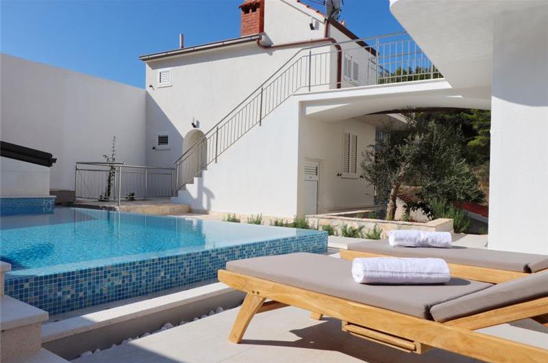 6 Bedroom Beachfront Villa with Heated Pool near Vela Luka on Korcula Island, Sleep 12