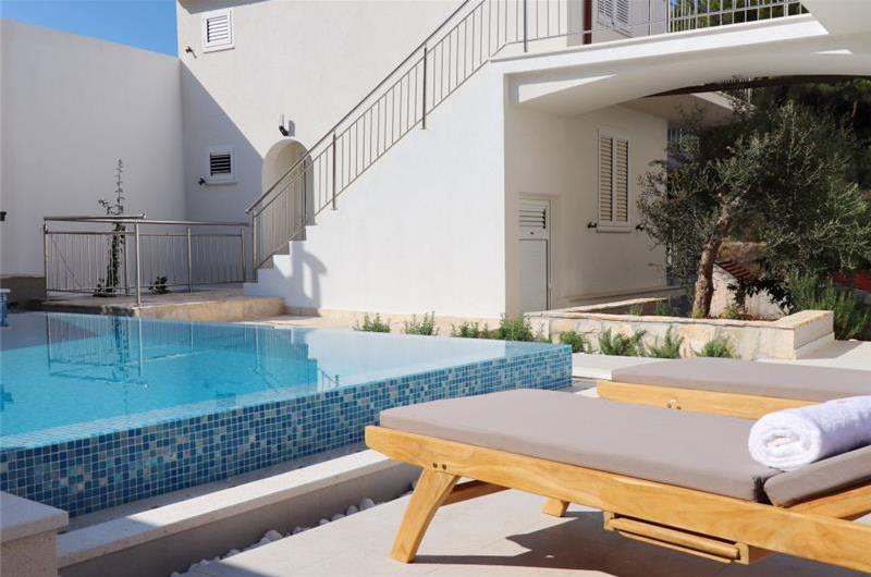 6 Bedroom Beachfront Villa with Heated Pool near Vela Luka on Korcula Island, Sleep 12