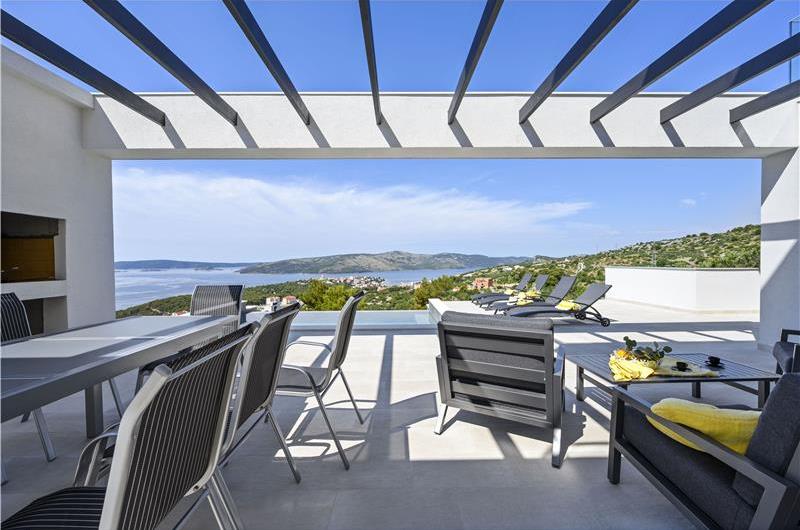 4 Bedroom Villa with Heated Pool and Sea View Terrace near Trogir, Sleeps 8