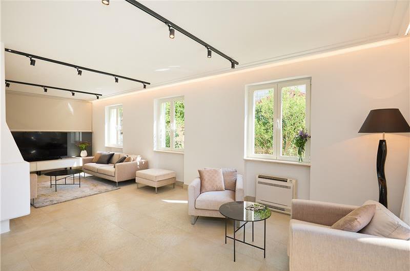 5 Bedroom Villa with Heated Pool near Dubrovnik City, Sleeps 10