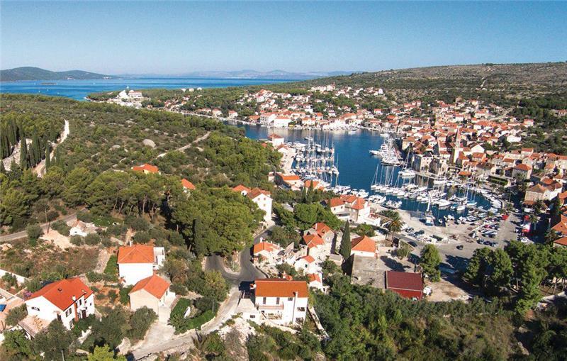 6 Bedroom Villa with Pool near Milna, Brac Island, Sleeps 12