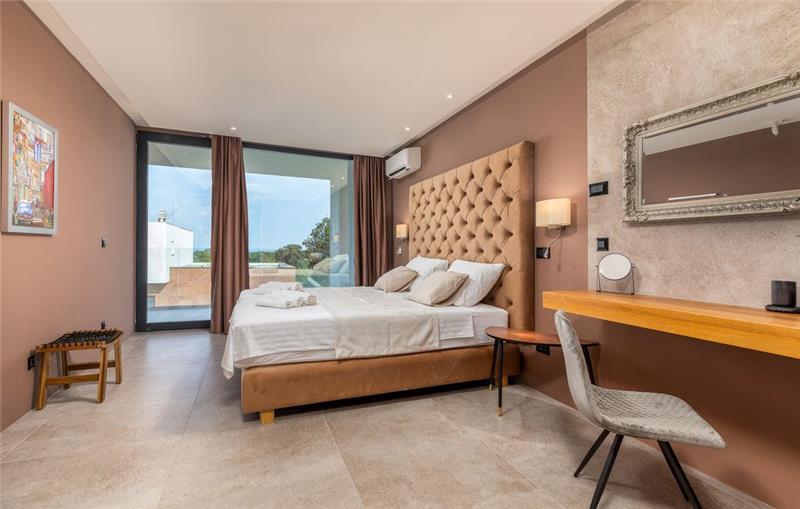 4 Bedroom Villa with Heated Pool in Lisnjan near Pula, Istria, Sleeps 8