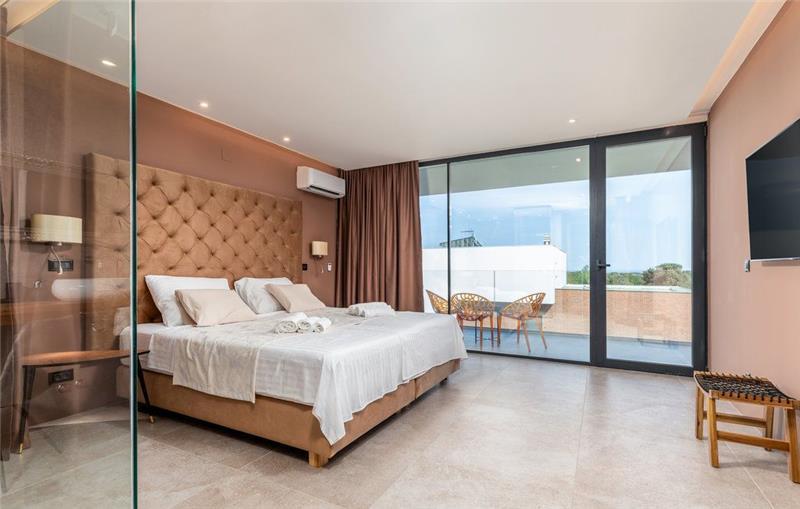 4 Bedroom Villa with Heated Pool in Lisnjan near Pula, Istria, Sleeps 8