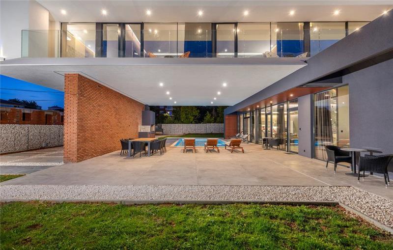 4 Bedroom Villa with Heated Pool in Lisnjan near Pula, Istria, Sleeps 8