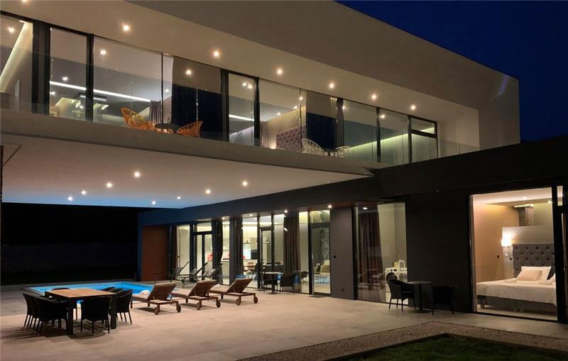 4 Bedroom Villa with Heated Pool in Lisnjan near Pula, Istria, Sleeps 8