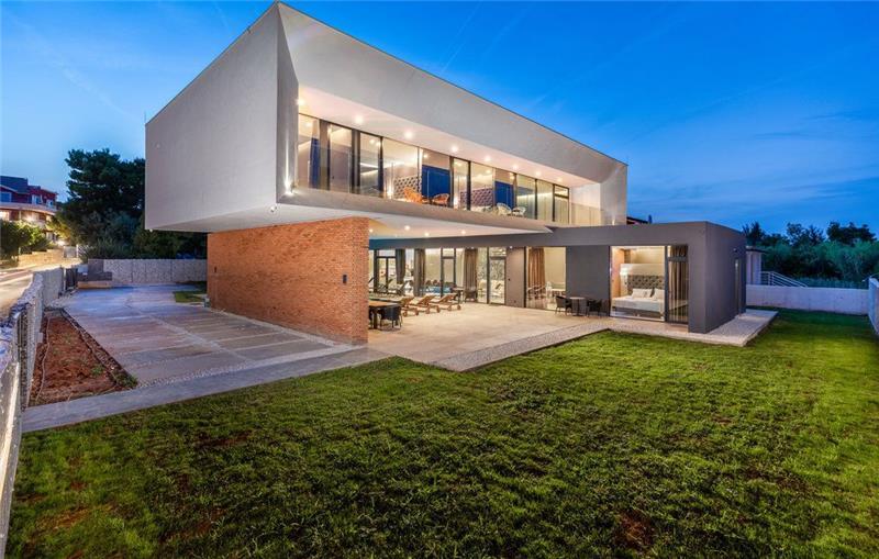 4 Bedroom Villa with Heated Pool in Lisnjan near Pula, Istria, Sleeps 8