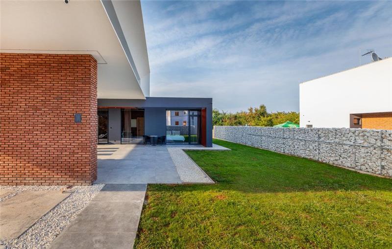 4 Bedroom Villa with Heated Pool in Lisnjan near Pula, Istria, Sleeps 8