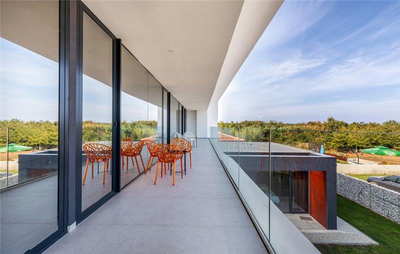 4 Bedroom Villa with Heated Pool in Lisnjan near Pula, Istria, Sleeps 8