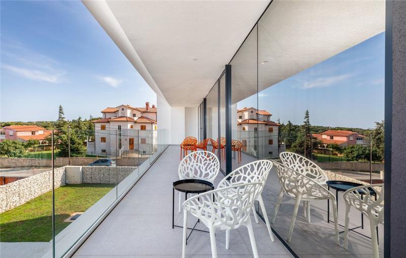 4 Bedroom Villa with Heated Pool in Lisnjan near Pula, Istria, Sleeps 8